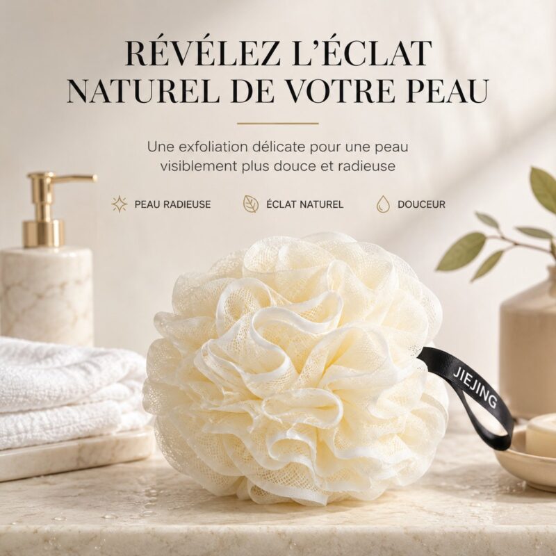 Fleur de douche blanche posée sur un plan de marbre, à côté de serviettes pliées et d'un distributeur doré