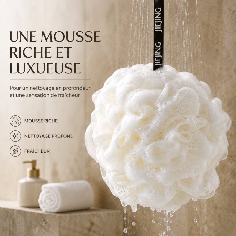 Fleur de douche blanche suspendue sous le jet de la douche, couverte d'une mousse épaisse