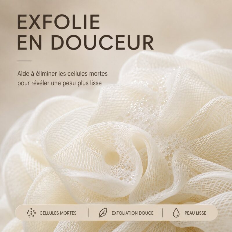 Gros plan sur les volants de maille de la fleur de douche blanche, mousse fine entre les plis