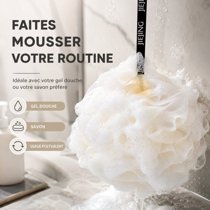Fleur de douche blanche moussante avec du gel douche au creux des mailles