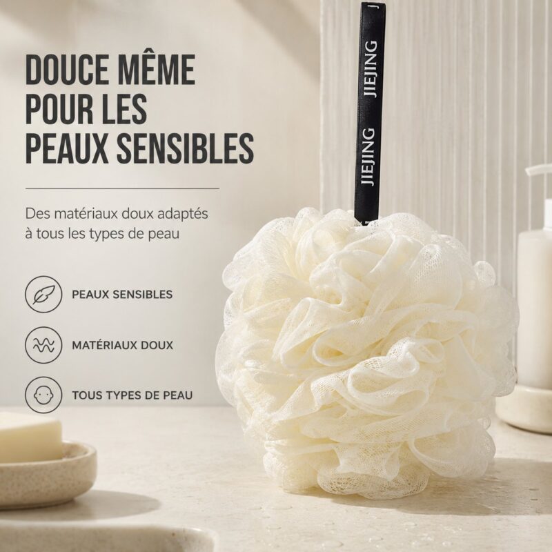 Fleur de douche blanche posée près d&rsquo;un savon, mailles souples bien gonflées