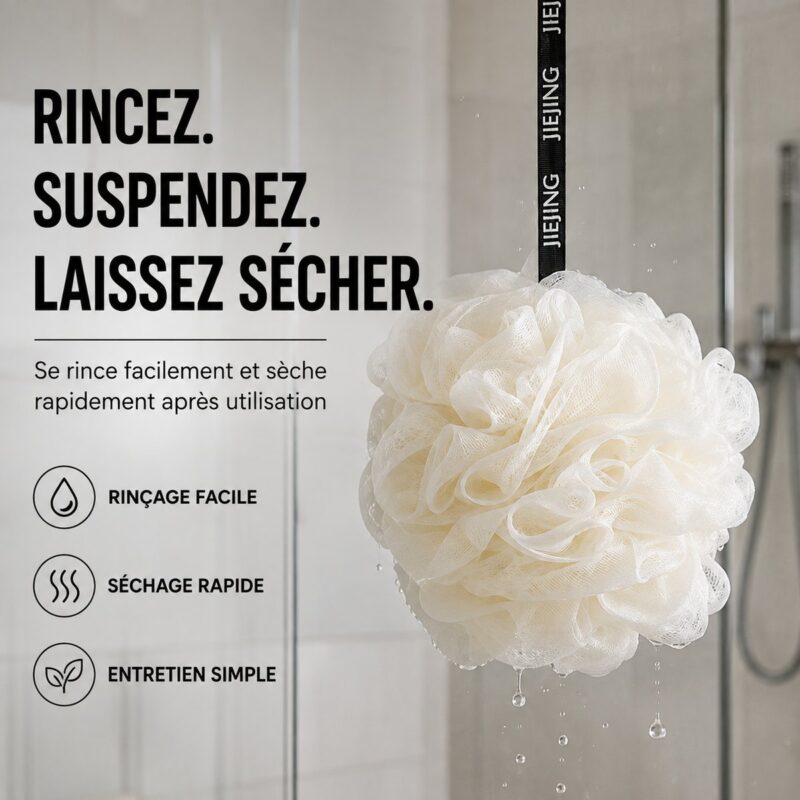 Fleur de douche blanche suspendue par son ruban dans la douche, elle s&rsquo;égoutte