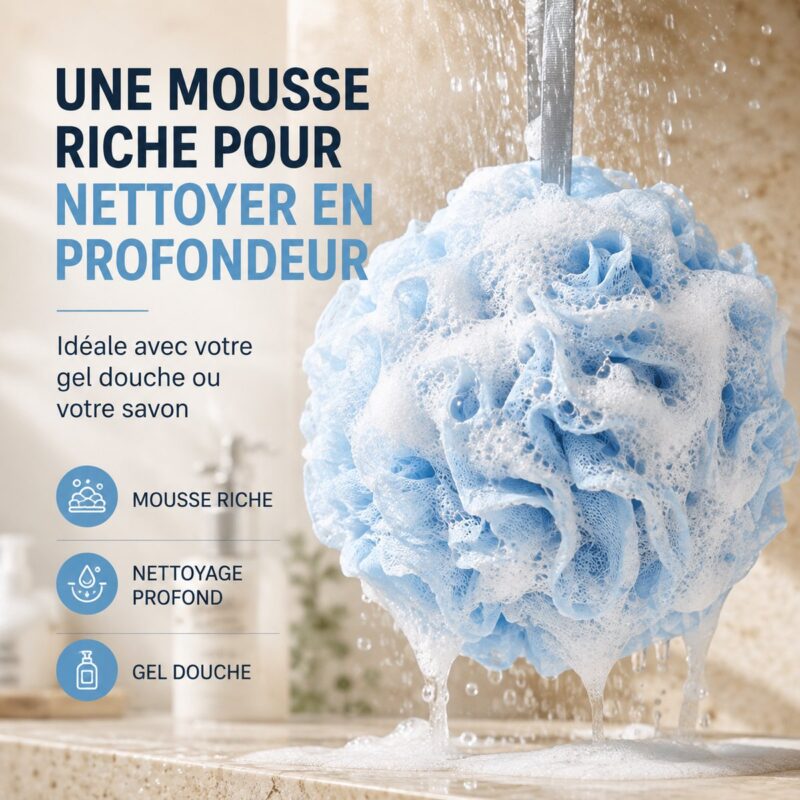 Fleur de douche bleue sous le jet de la douche, couverte d'une mousse riche