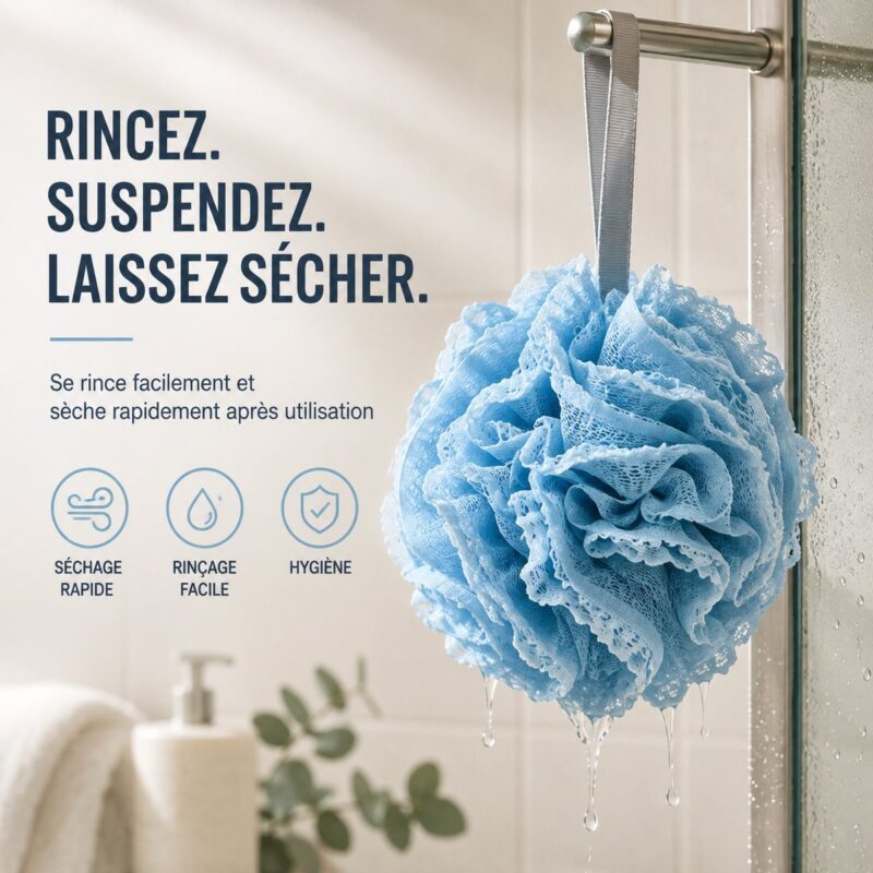 Fleur de douche bleue suspendue par son ruban à la barre de douche, elle s&rsquo;égoutte