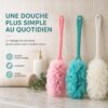 Trois fleurs de douche pour le dos à long manche, rose, bleu et beige, alignées sur un plan de salle de bain