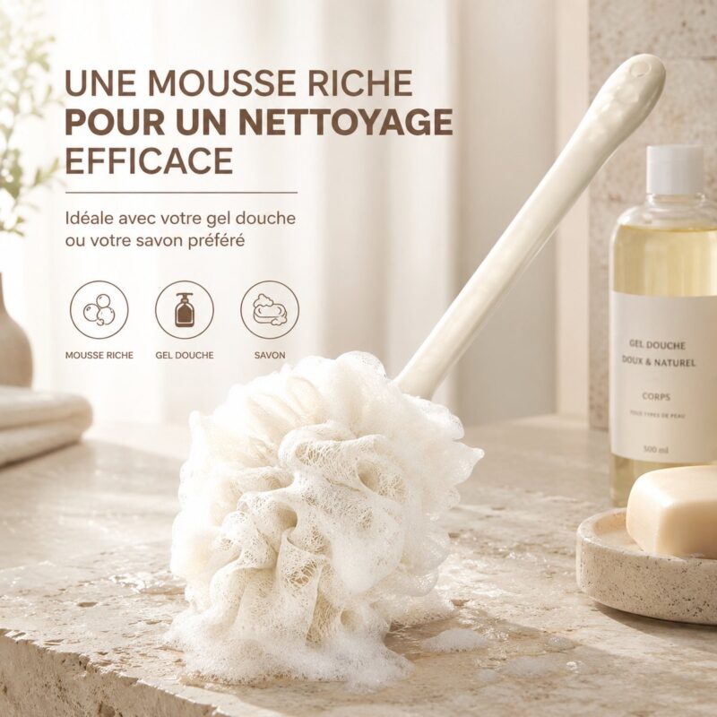 Fleur de douche dos beige moussante à côté d’un flacon de gel douche et d’un savon