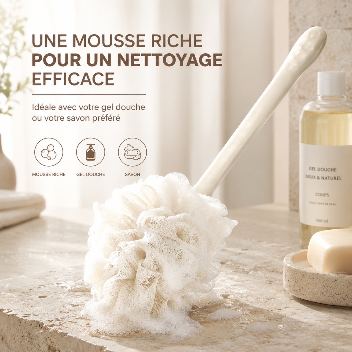 Fleur de douche dos beige moussante à côté d'un flacon de gel douche et d'un savon