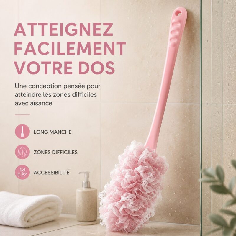 Fleur de douche dos rose à long manche posée contre la paroi de douche, mailles humides