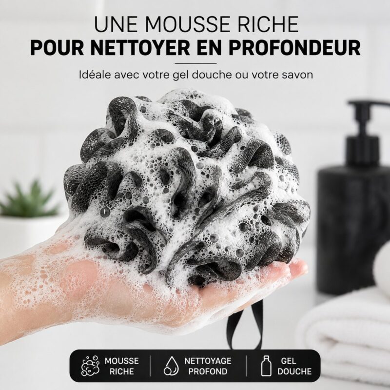 Fleur de douche noire couverte de mousse, tenue au creux d'une main
