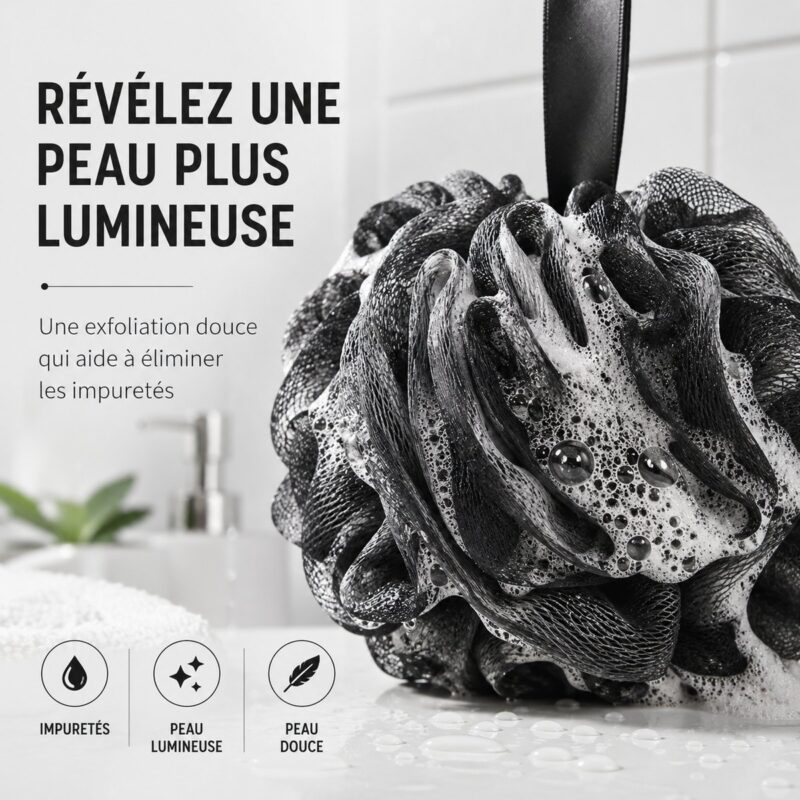 Gros plan sur les mailles de la fleur de douche noire, mousse et gouttes d&rsquo;eau