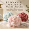 Trois fleurs de douche pour se laver, rose, bleu ciel et rouge, posées sur un plan de salle de bain