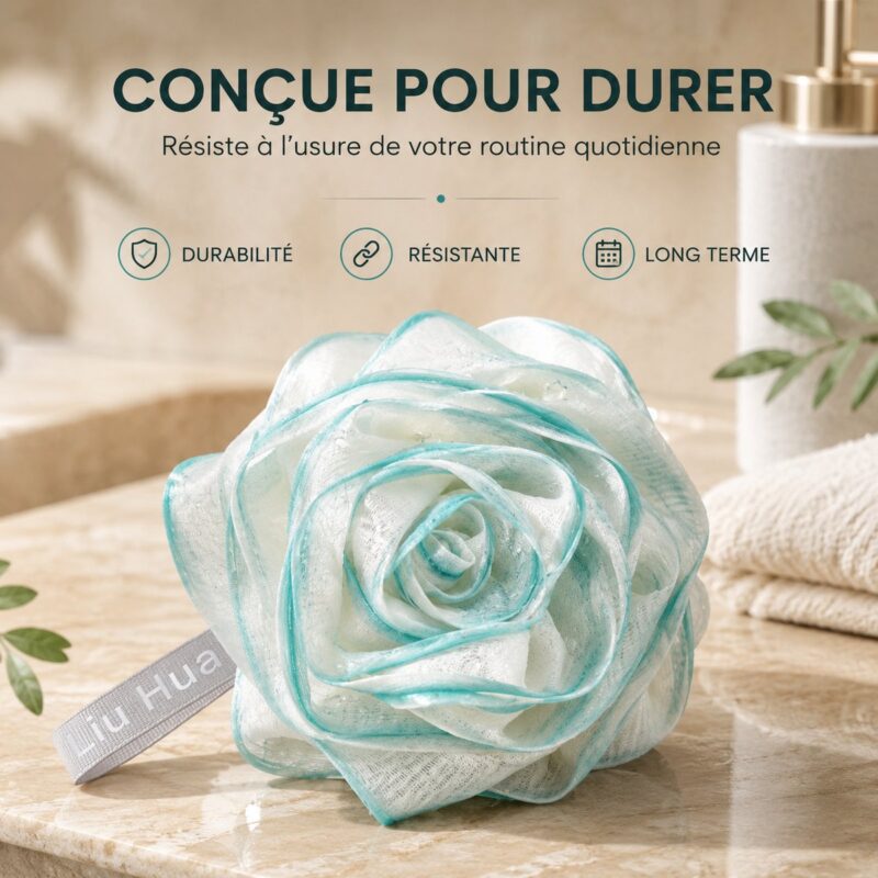 Fleur de douche pour se laver bleu ciel aux mailles bien gonflées, posée près de serviettes