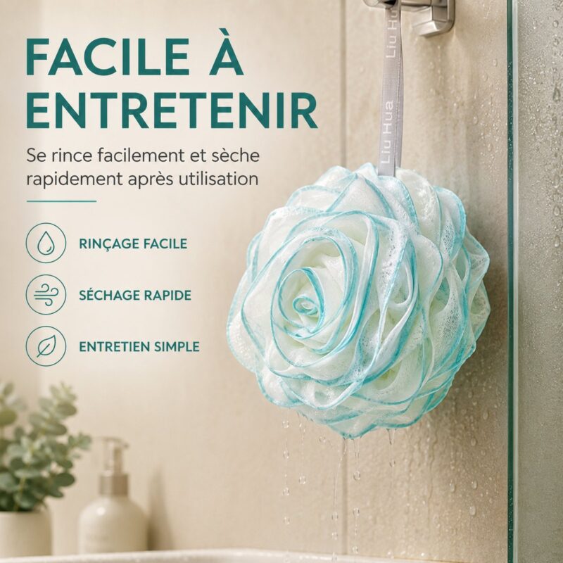 Fleur de douche pour se laver bleu ciel suspendue par son ruban dans la douche, elle s&rsquo;égoutte