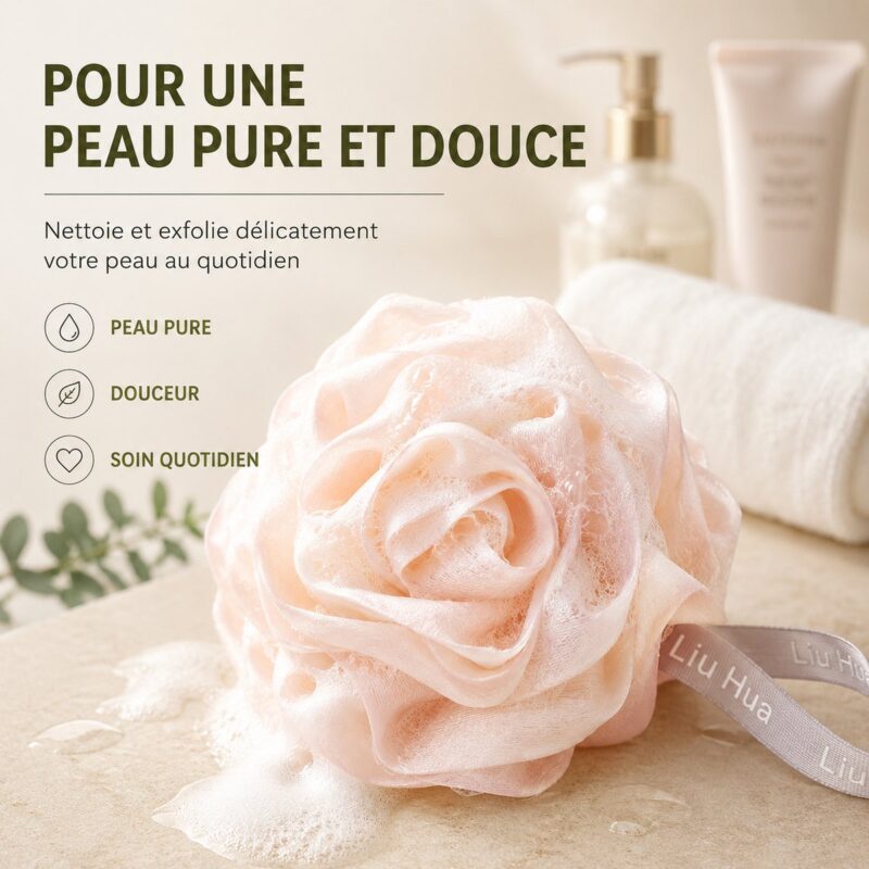 Fleur de douche pour se laver rose couverte de mousse, posée sur le marbre d'une salle de bain