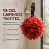 Fleur de douche rouge suspendue par son ruban dans la douche, elle s egoutte apres rincage