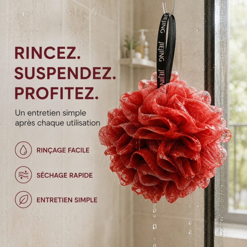 Fleur de douche rouge suspendue par son ruban dans la douche, elle s egoutte apres rincage