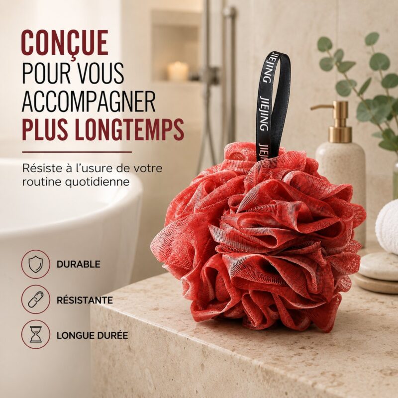 Fleur de douche rouge a maille dense posee sur un plan de salle de bain, pres d une baignoire