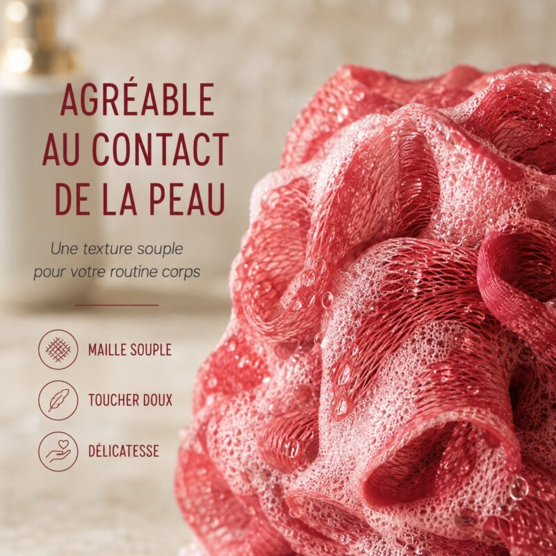Très gros plan sur la maille souple de la fleur de douche rouge couverte de mousse