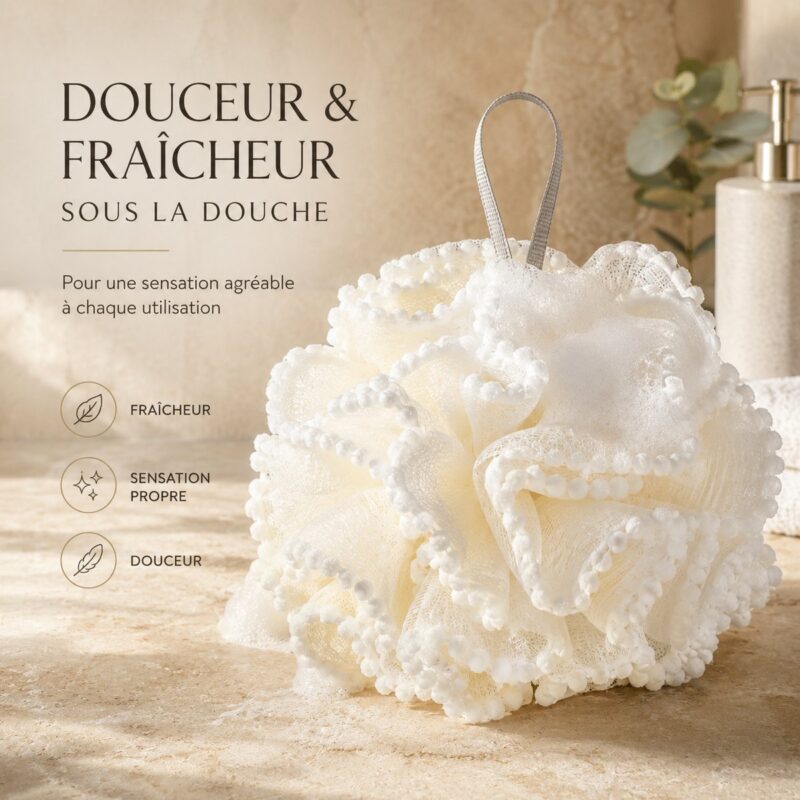 Fleur de douche XXL beige a bordure de pompons, posee sur un plan de salle de bain