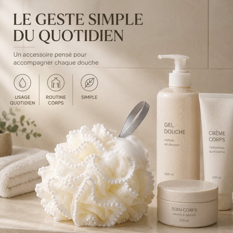 Fleur de douche XXL beige avec gel douche, creme corps et soin corps sur un plan de salle de bain