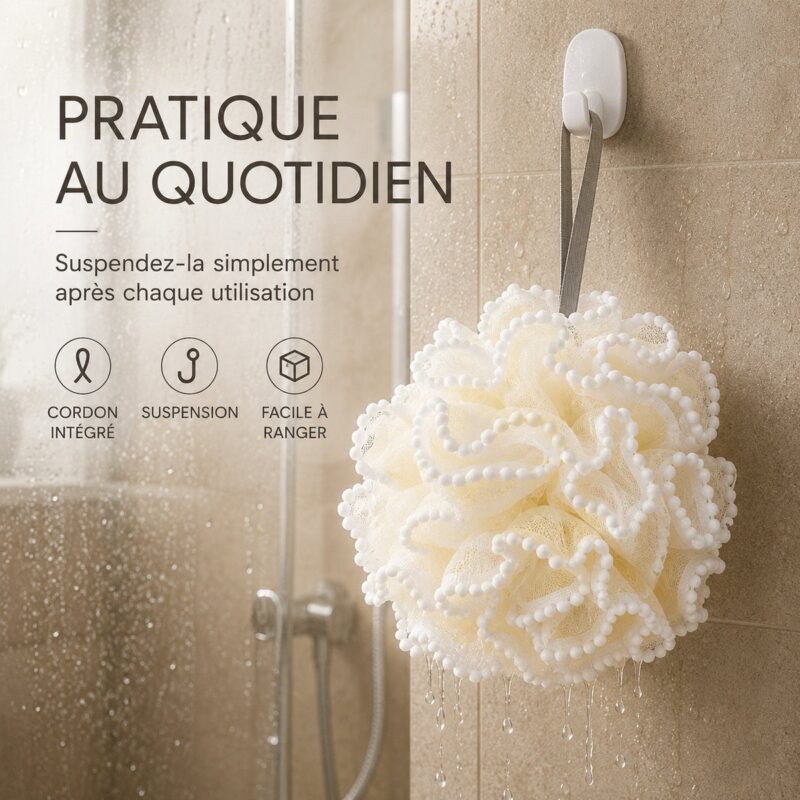 Fleur de douche XXL suspendue par son ruban à un crochet dans la douche, elle s&rsquo;égoutte